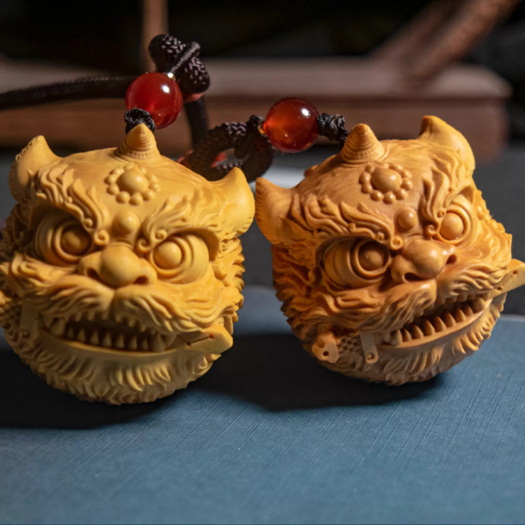 Hand-Carved Boxwood Guardian Lion: The "Sword-Biting" Talisman & Zen Fidget Art