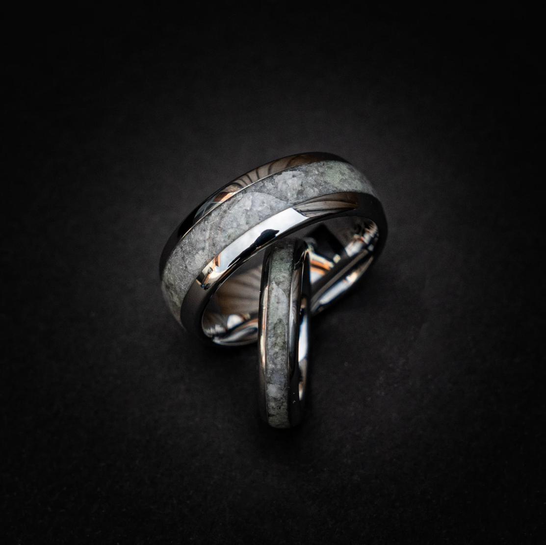 ルナバランス - 砕いたムーンストーンとホワイトオパール タングステンリング | 4mm / 8mm バンド