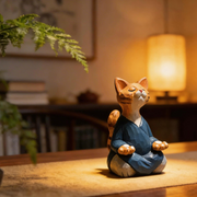 精神統一する猫：安らかな青いローブをまとった職人手彫りの木製置物