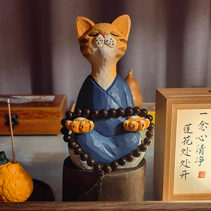 精神統一する猫：安らかな青いローブをまとった職人手彫りの木製置物