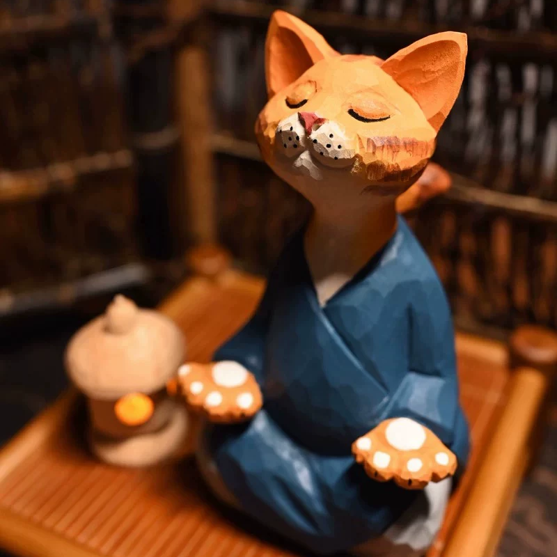 精神統一する猫：安らかな青いローブをまとった職人手彫りの木製置物