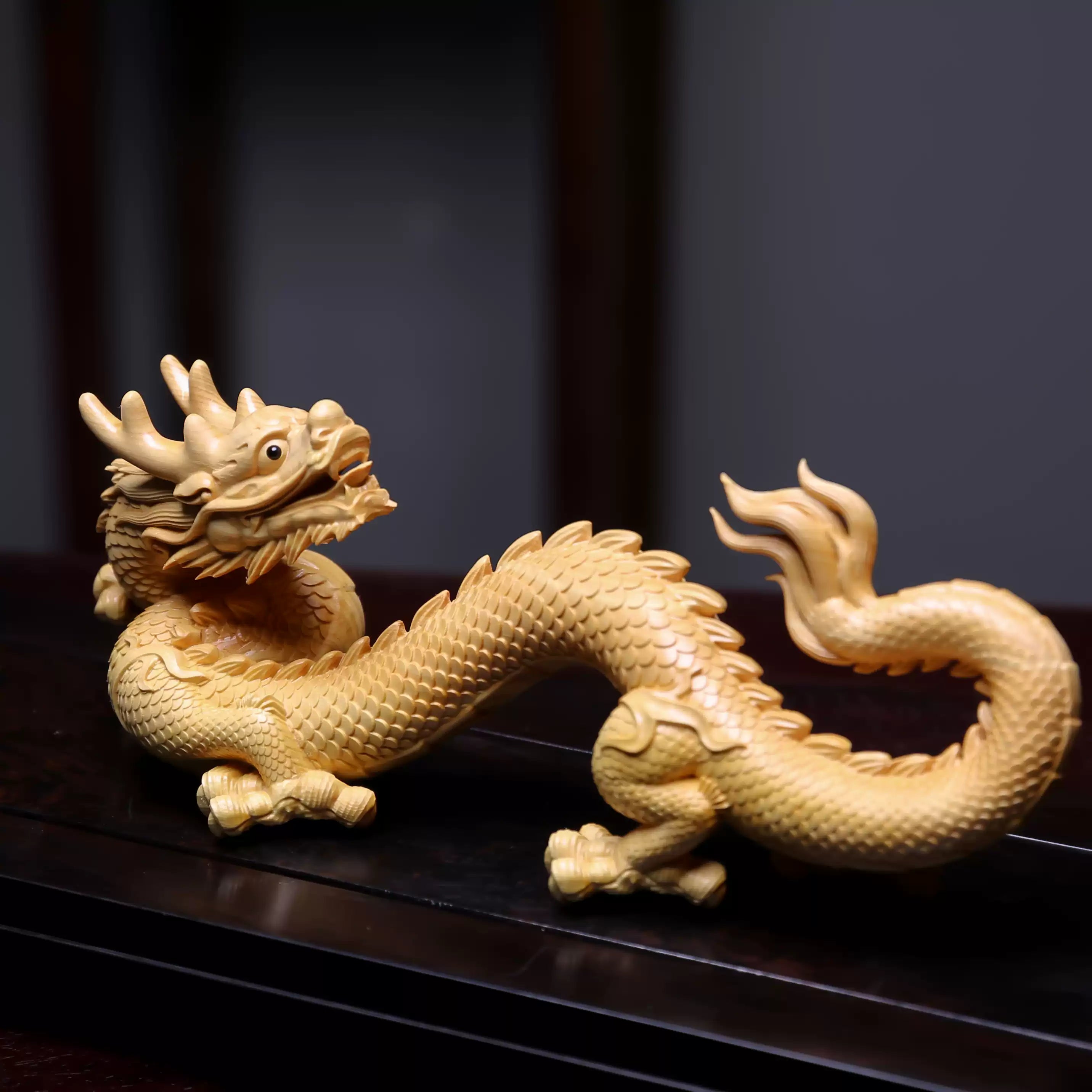 沈黙のアセンダント：瞑想空間のための見事に彫刻された聖なる柘植の龍