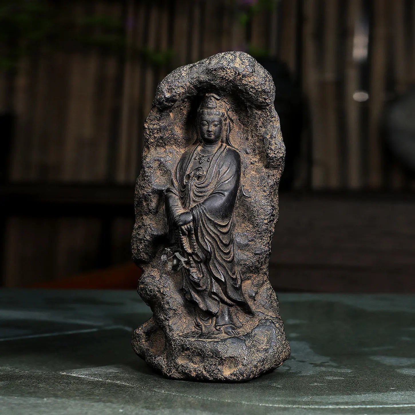 観音像 - ヴィンテージ風樹脂彫刻 (ご自宅や棚の装飾に)