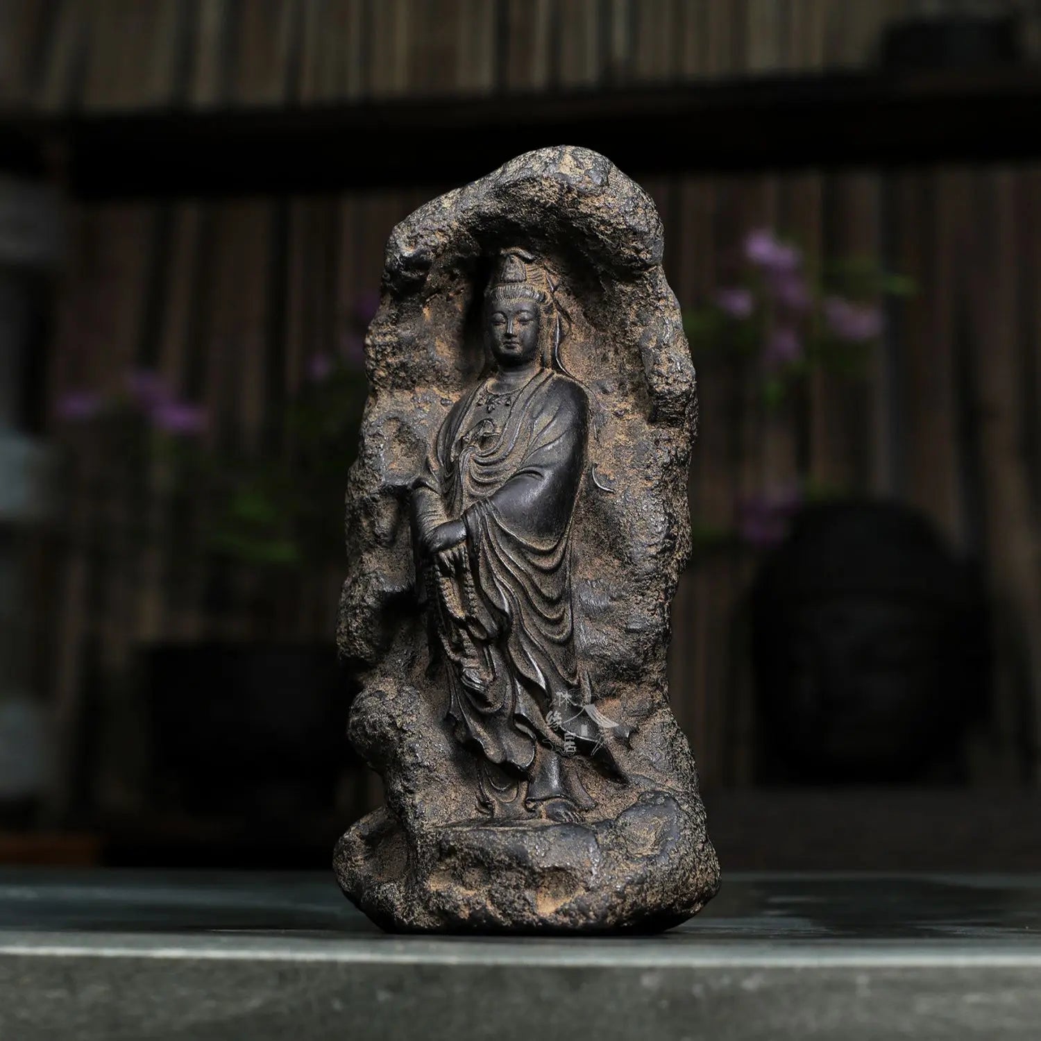 観音像 - ヴィンテージ風樹脂彫刻 (ご自宅や棚の装飾に)