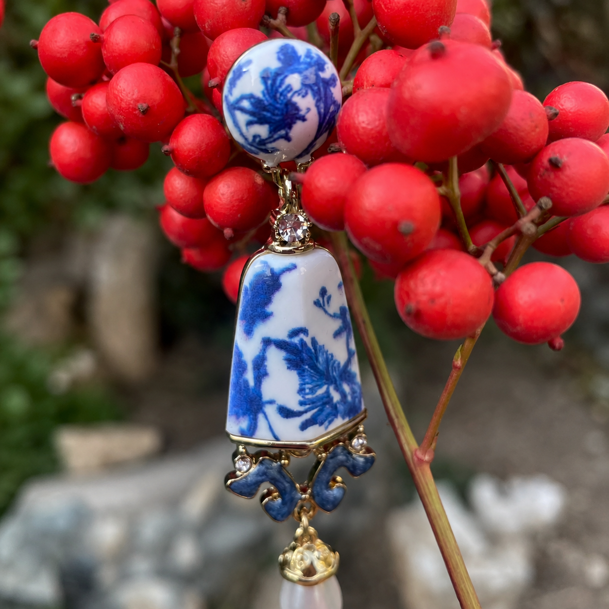 Vintage Blue & White Porcelain-Style Vase Drop Earrings – Court Elegance Jewelry