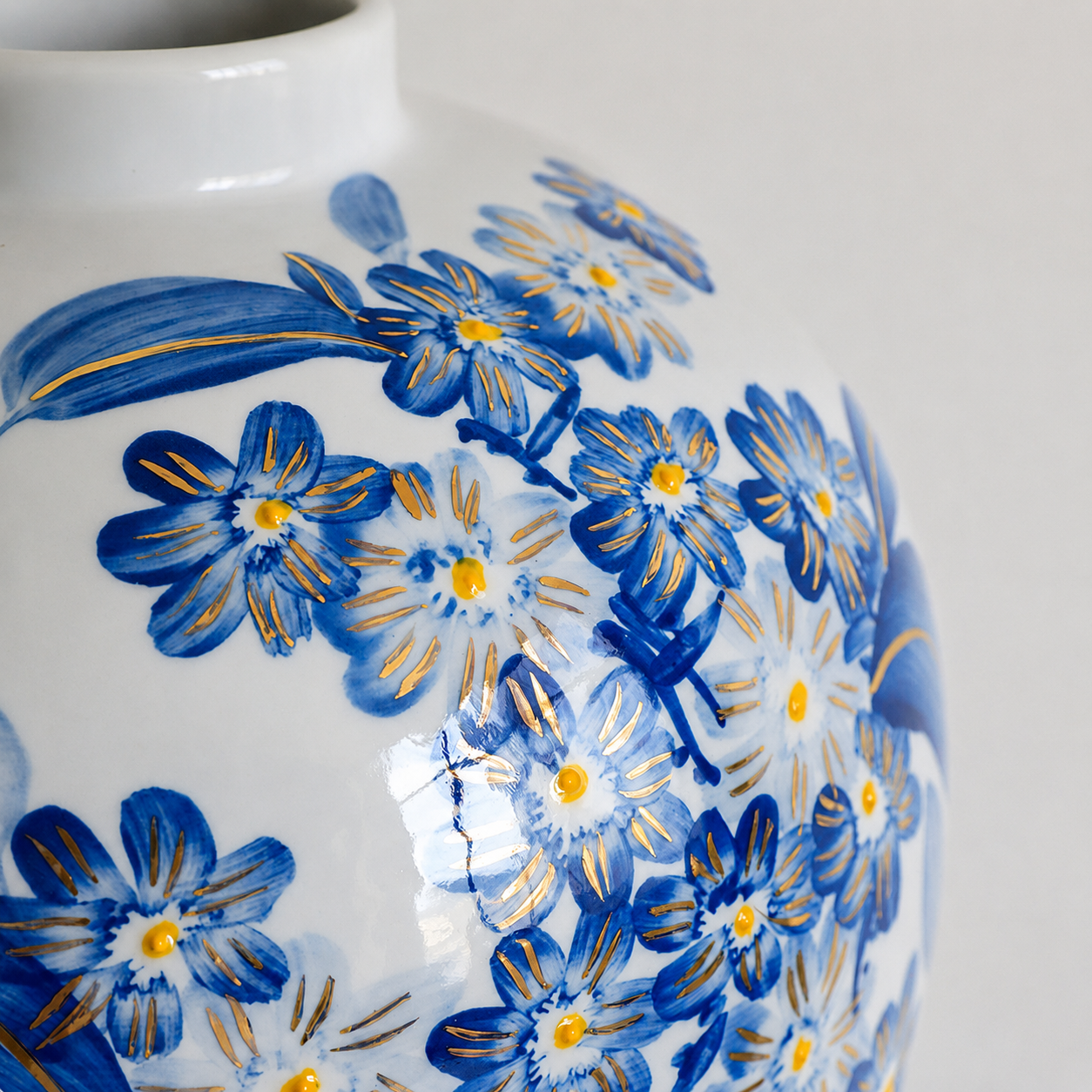 Blue & White Ceramic Vase – Modern Song-Inspired Eastern Floral Vase for Entryway, Living Room & Hotel Decor